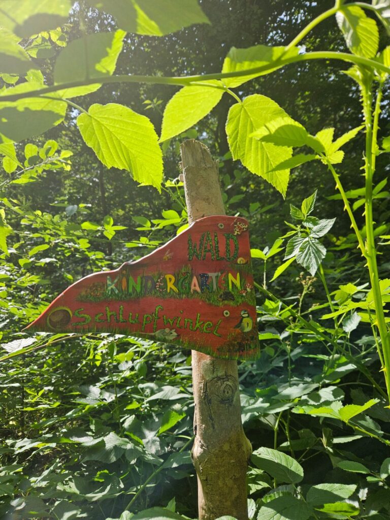 Schild des Waldkindergartens Schlupfwinkel